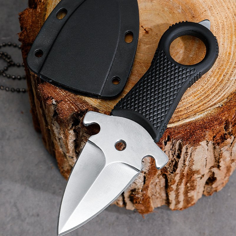 The field camp for outdoor survival uses a lot of knives with a high-strength