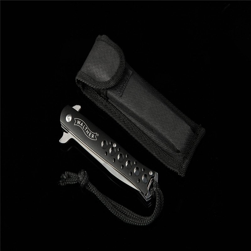 An outdoor folding knife, a high-strength knife and a short knife to camp in the field for a sharp fruit knife