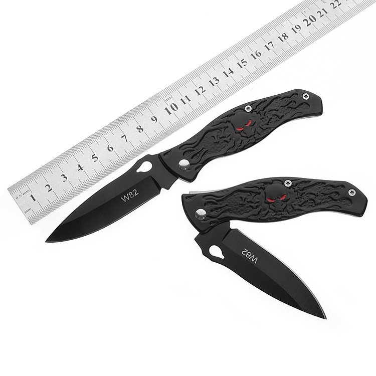 The field camp with a small knife and a fruit knife and a field knife