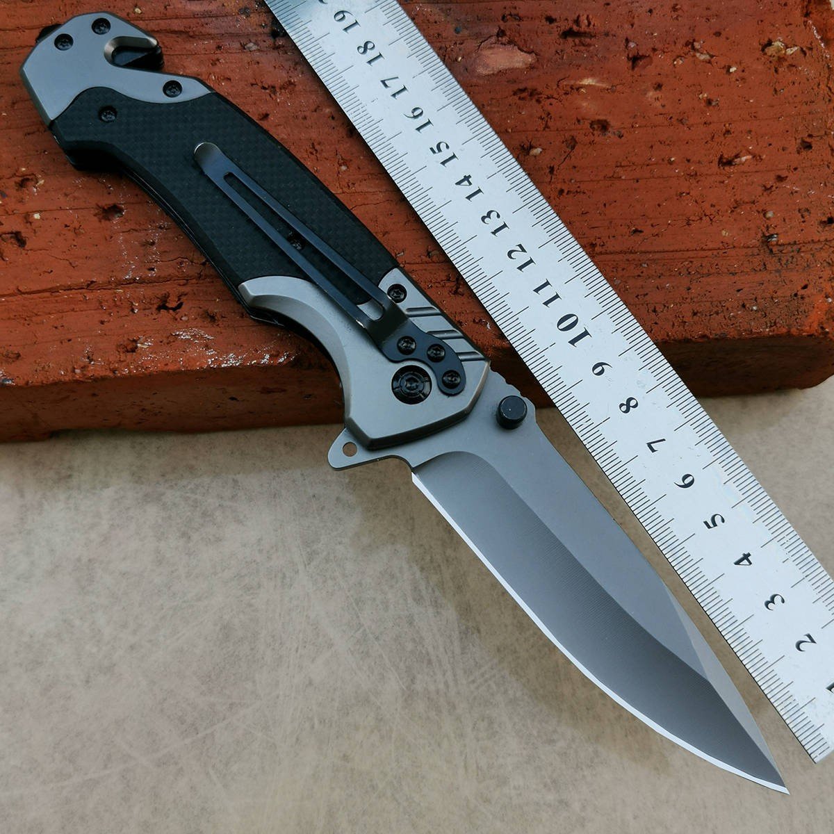 An outdoor knife carries a high-heavy, full-steel, fruit-proof, wolf-resistant machine fishing. Fish knives