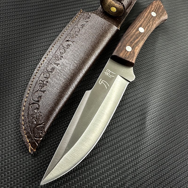 The field camp for outdoor survival uses a lot of knives with a high-strength