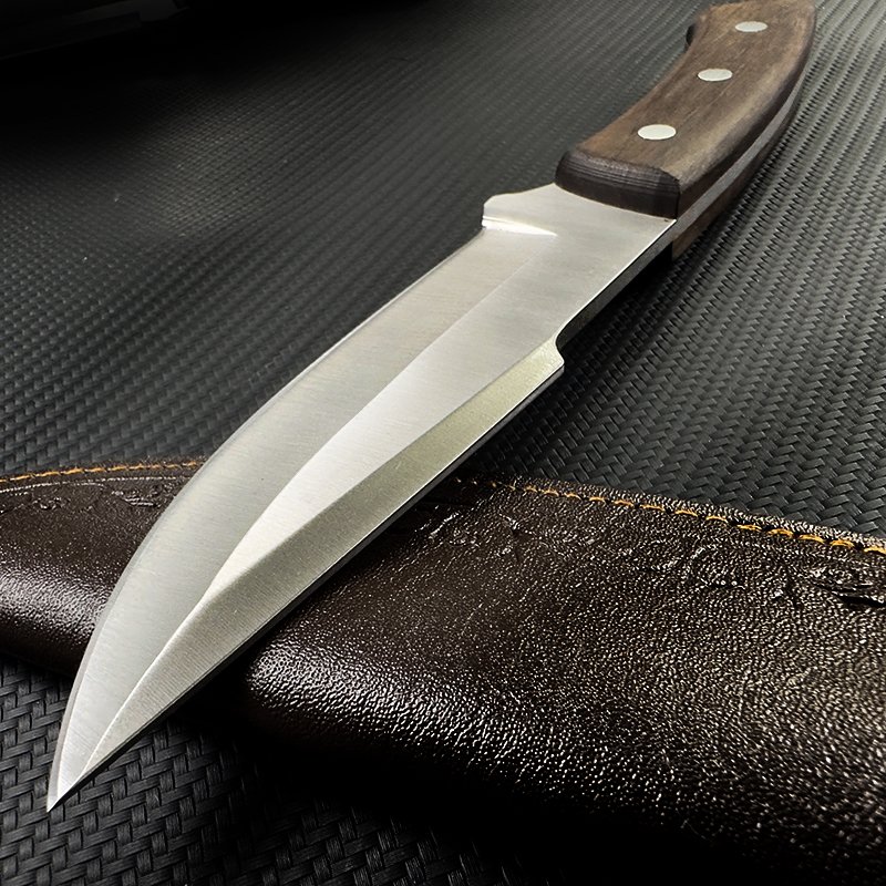 The field camp for outdoor survival uses a lot of knives with a high-strength