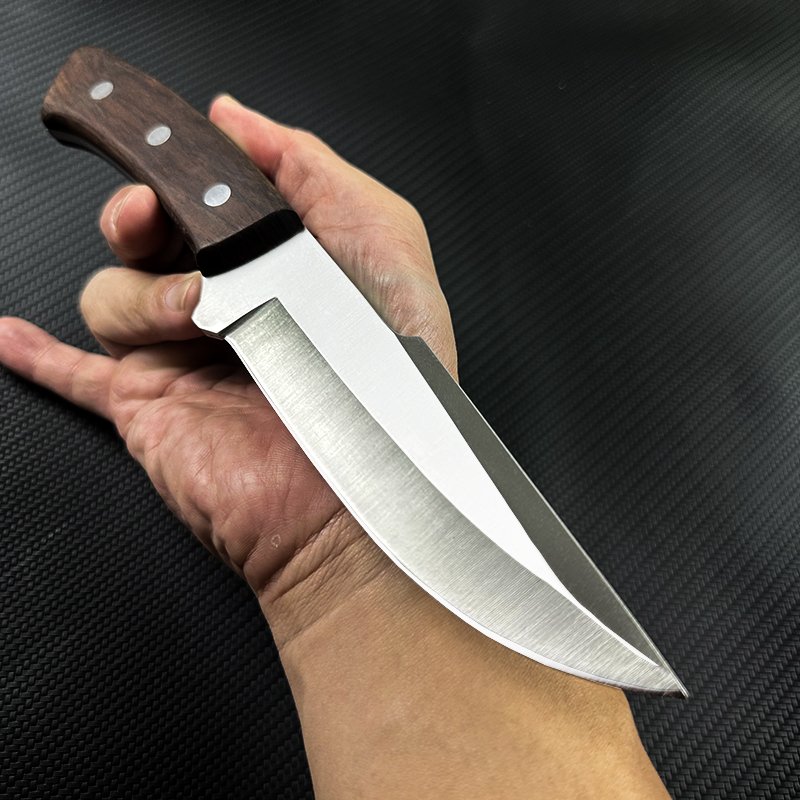 The field camp for outdoor survival uses a lot of knives with a high-strength