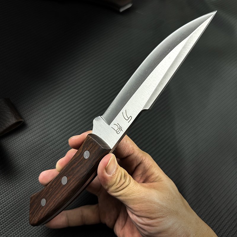 The field camp for outdoor survival uses a lot of knives with a high-strength