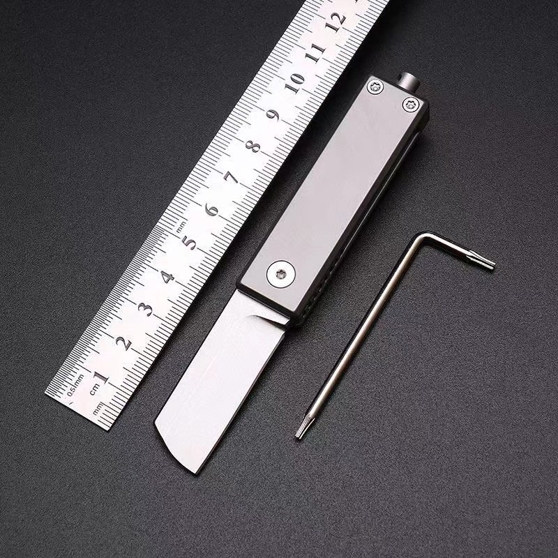 An alloy steel key knife folds with a big fruit knife