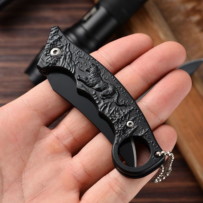 A small field knife, a high-strength knife in the field, and a knife for life with you