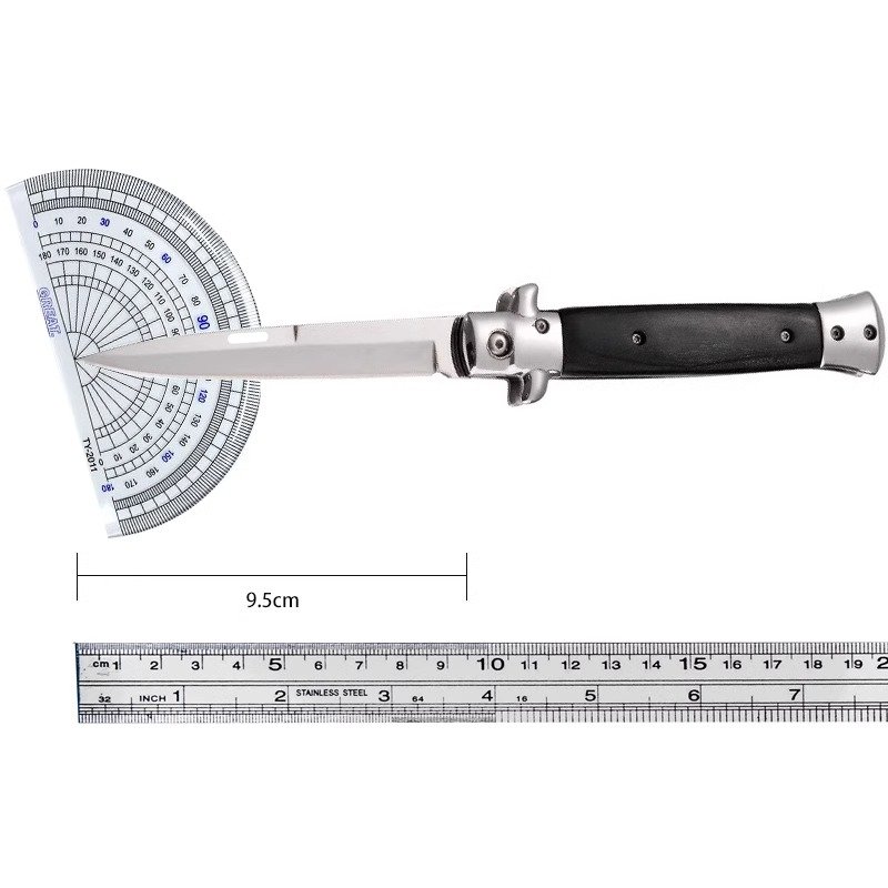 A small knife to protect himself, and a fruit knife with a high-intensity folding knife, a multi-purpose knife and a folding knife