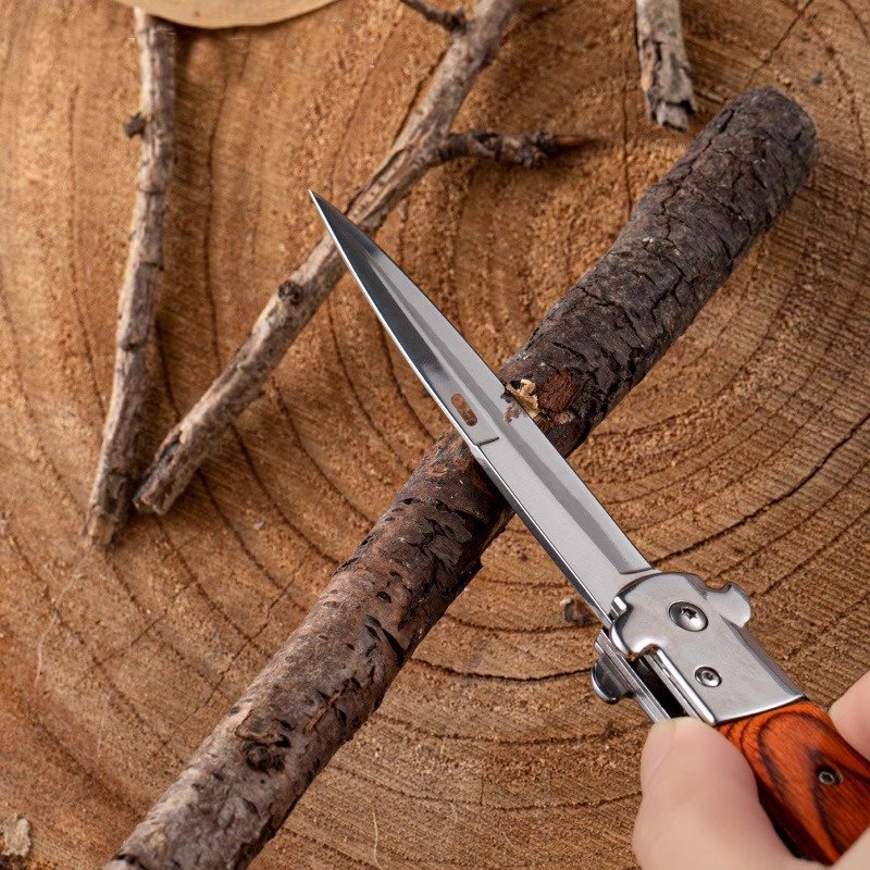 A small knife to protect himself, and a fruit knife with a high-intensity folding knife, a multi-purpose knife and a folding knife