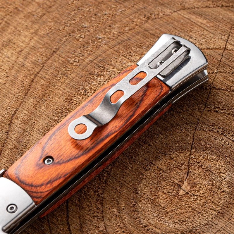 A small knife to protect himself, and a fruit knife with a high-intensity folding knife, a multi-purpose knife and a folding knife