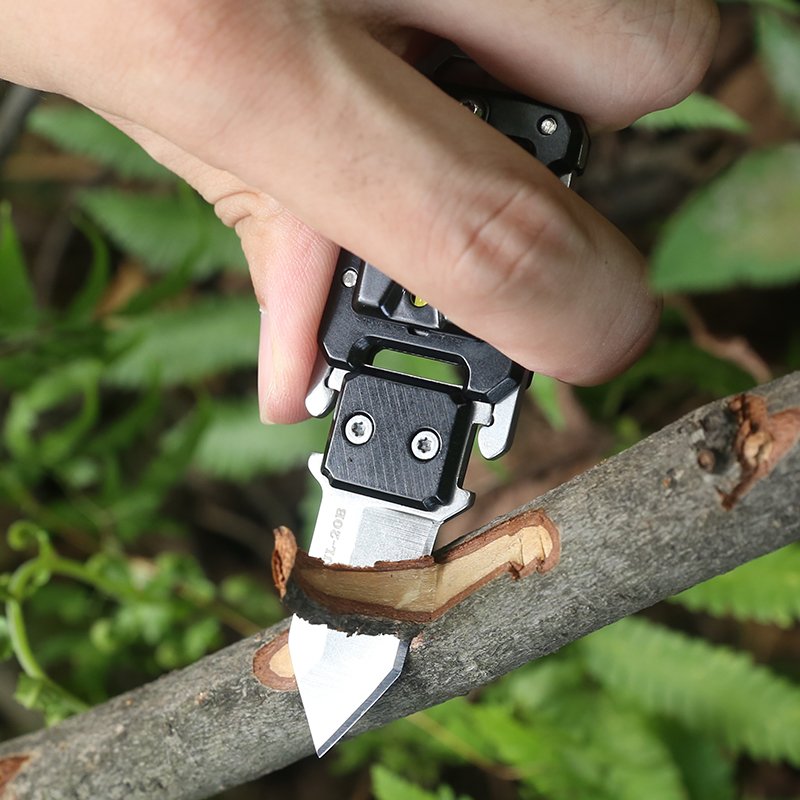 A multi-purpose, multi-purpose, folding knife with a fielding knife and a sharp key to the delivery knife