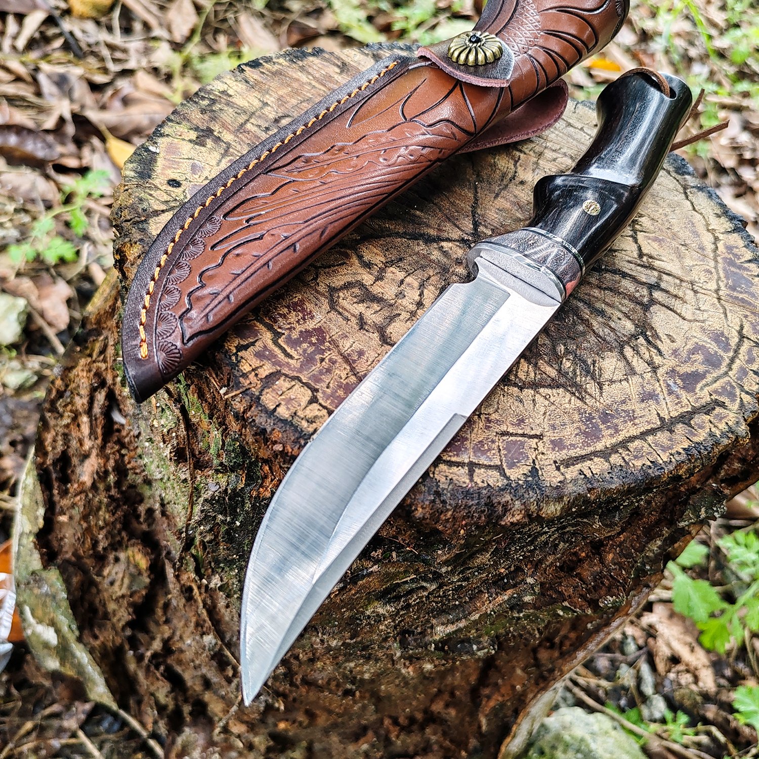 The field camp for outdoor survival uses a lot of knives with a high-strength