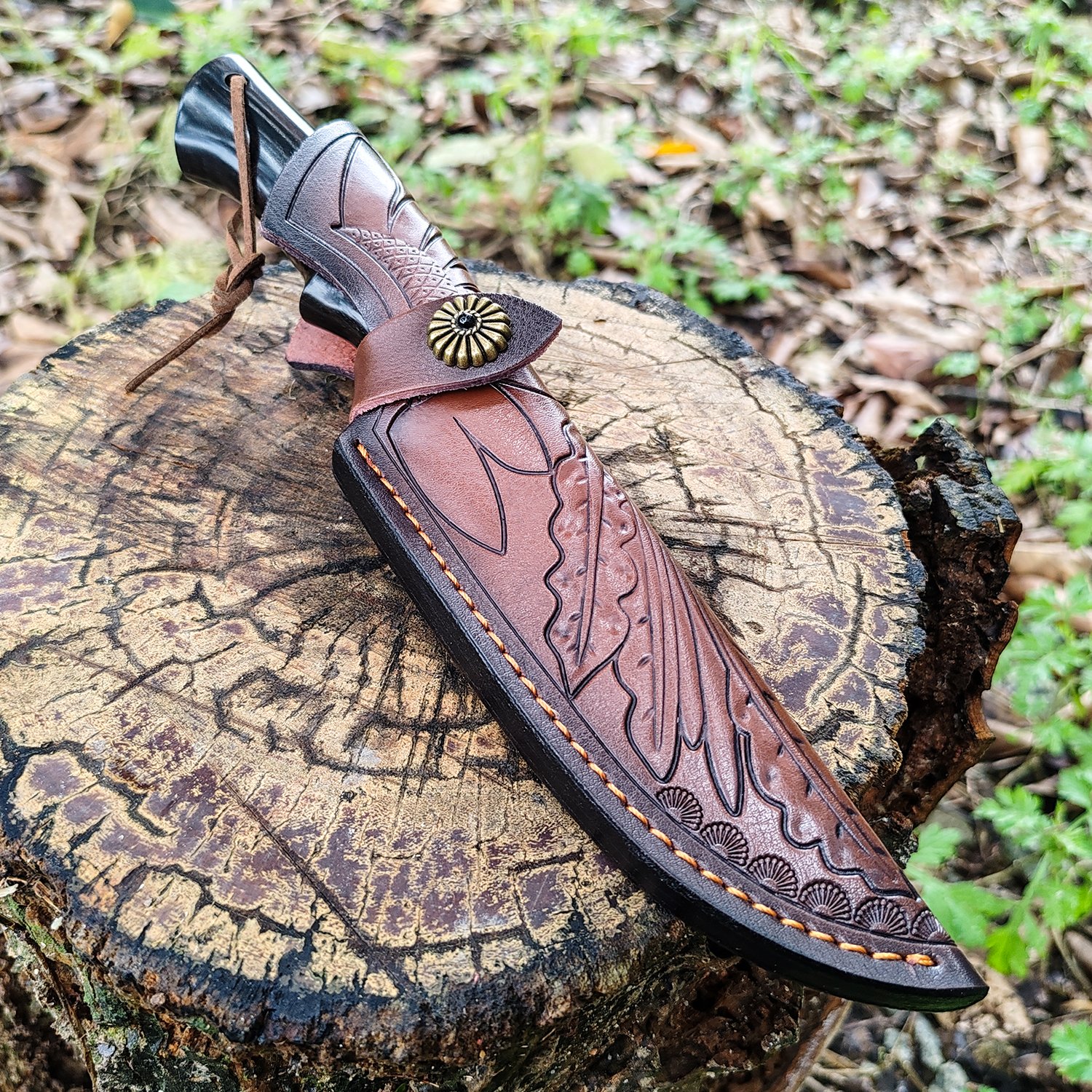 The field camp for outdoor survival uses a lot of knives with a high-strength