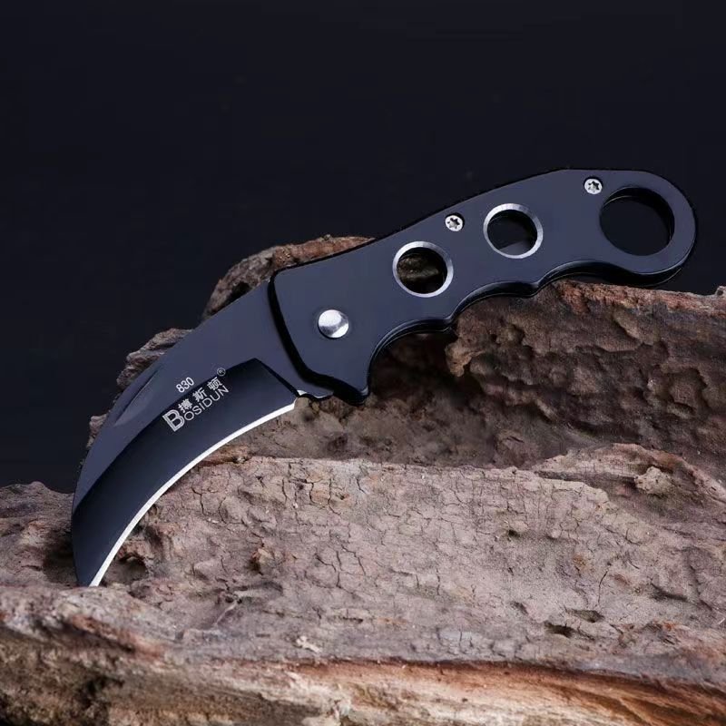 Folding a small knife outside the house with a hawk claw knife and a short knife with a fruit knife