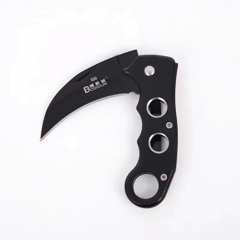 Folding a small knife outside the house with a hawk claw knife and a short knife with a fruit knife