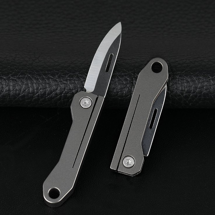 The titanium alloy miniscraper with a sharp and sharp edge, and then open the box with the delivery