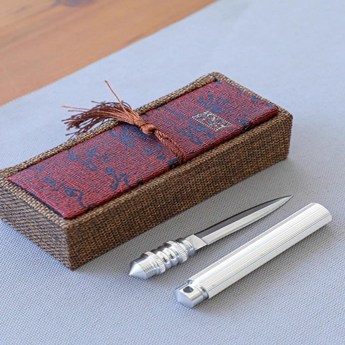 A barrel knife, a brass-fruit knife, a multi-purpose, high-strength knife, hand-held for life