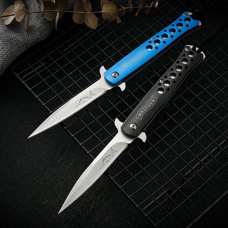 An outdoor folding knife, a high-strength knife and a short knife to camp in the field for a sharp fruit knife