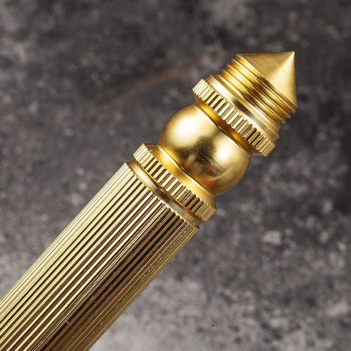 The brass and fruit knife folds the multipurpose knife, and you walk with it and break through the window