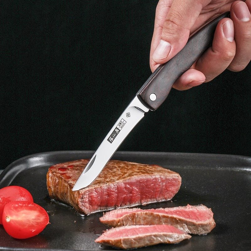 Zhang Xiaoquai folds a fruit knife, and he eats a meat knife outside the house with a multi-purpose protection