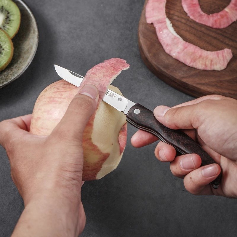 Zhang Xiaoquai folds a fruit knife, and he eats a meat knife outside the house with a multi-purpose protection