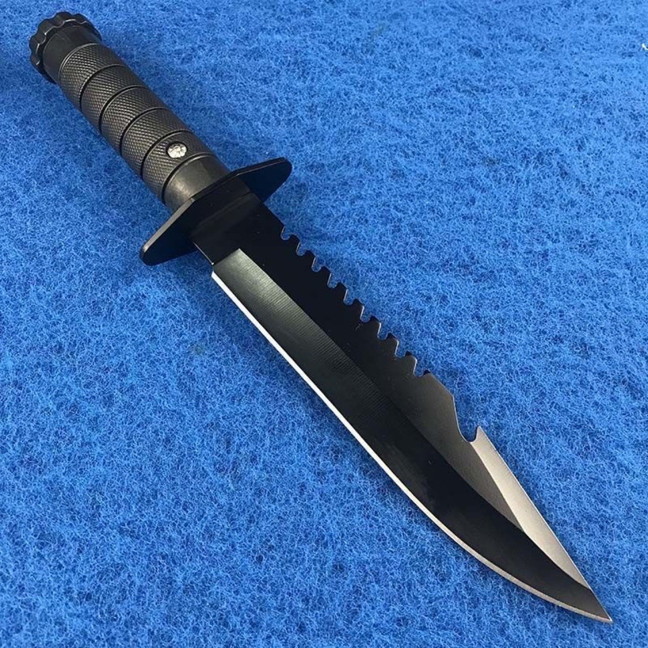 The sharp and straight blades used a fruit knife to protect the family from the outside