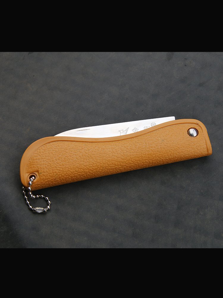 A multi-purpose fruit knife with a folding knife and a mini-coach knife with a sharp and hard knife