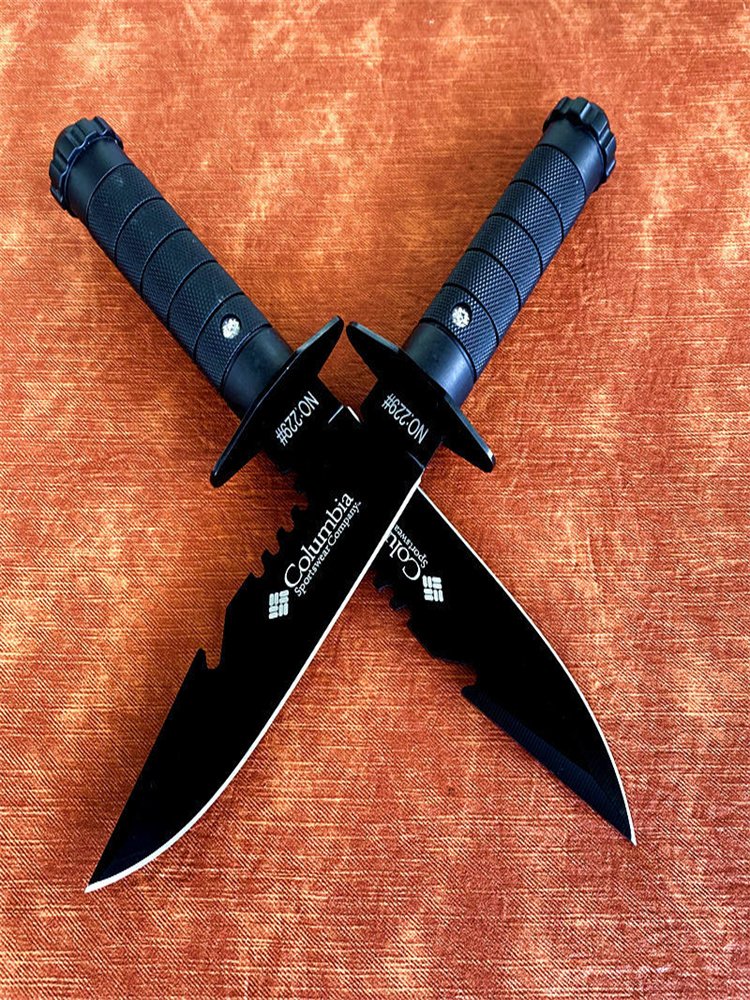 An open-air knife with a fruit-protective knife and a long, hard-to-live knife
