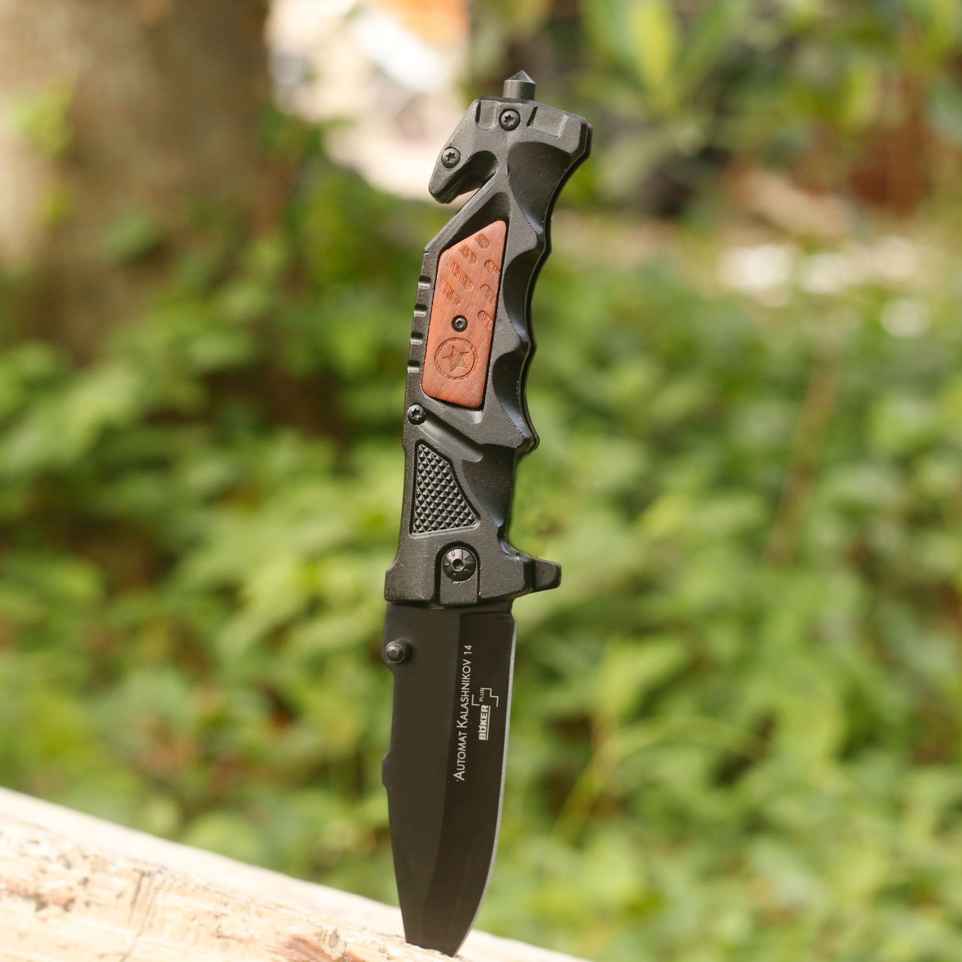 An outdoor multi-purpose folding knife, a fruit knife, a high-string field vehicle with a body-protected knife for camping knives