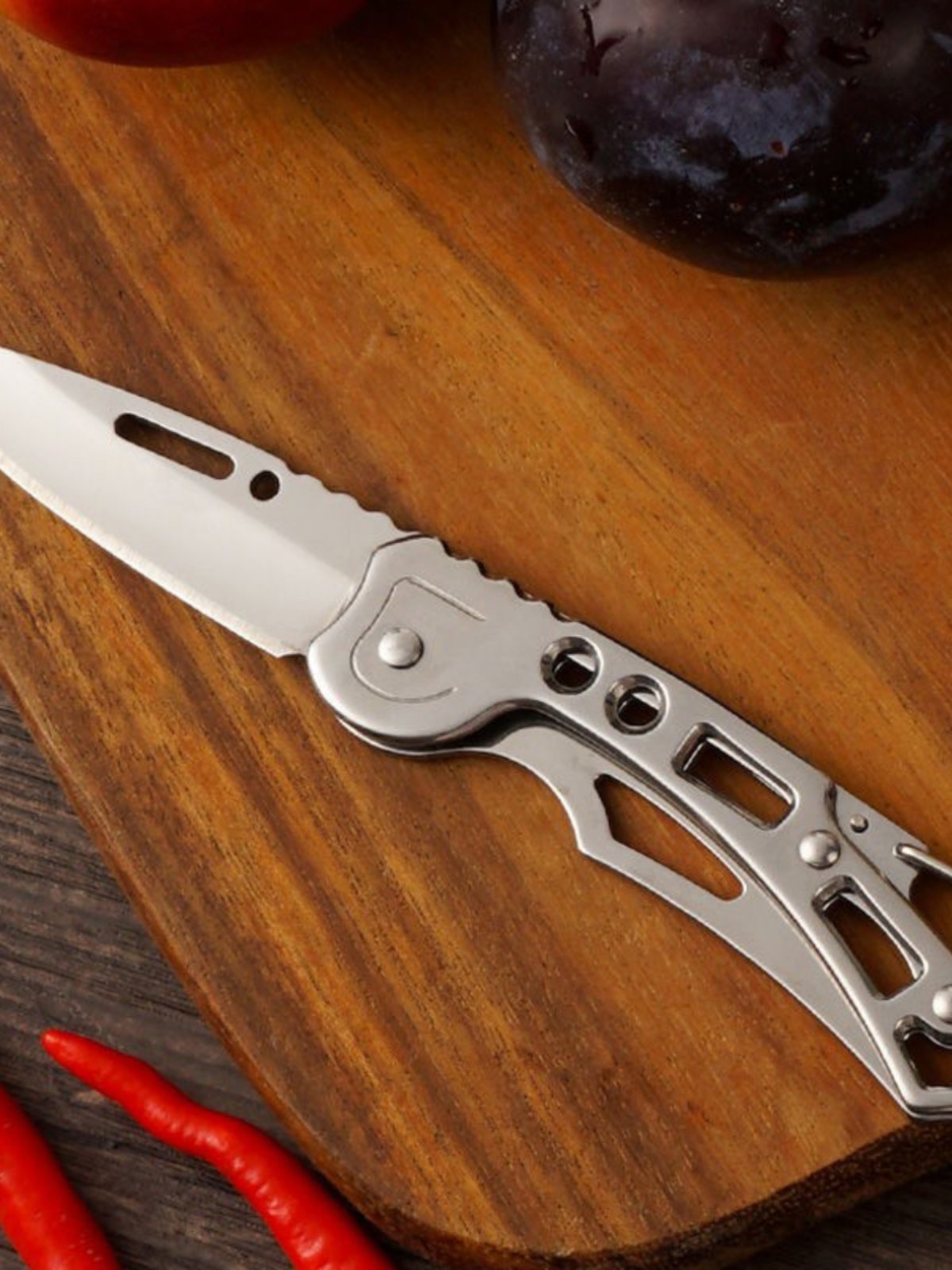 The key to camping in the open, with a nice little knife, with a fruit cutter, a portable stainless steel folder