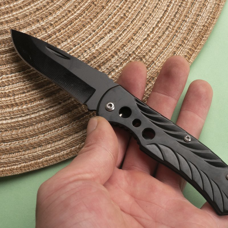 A legal outdoor knife comes with a fine folding knife, and a small field barbecue with a meat knife