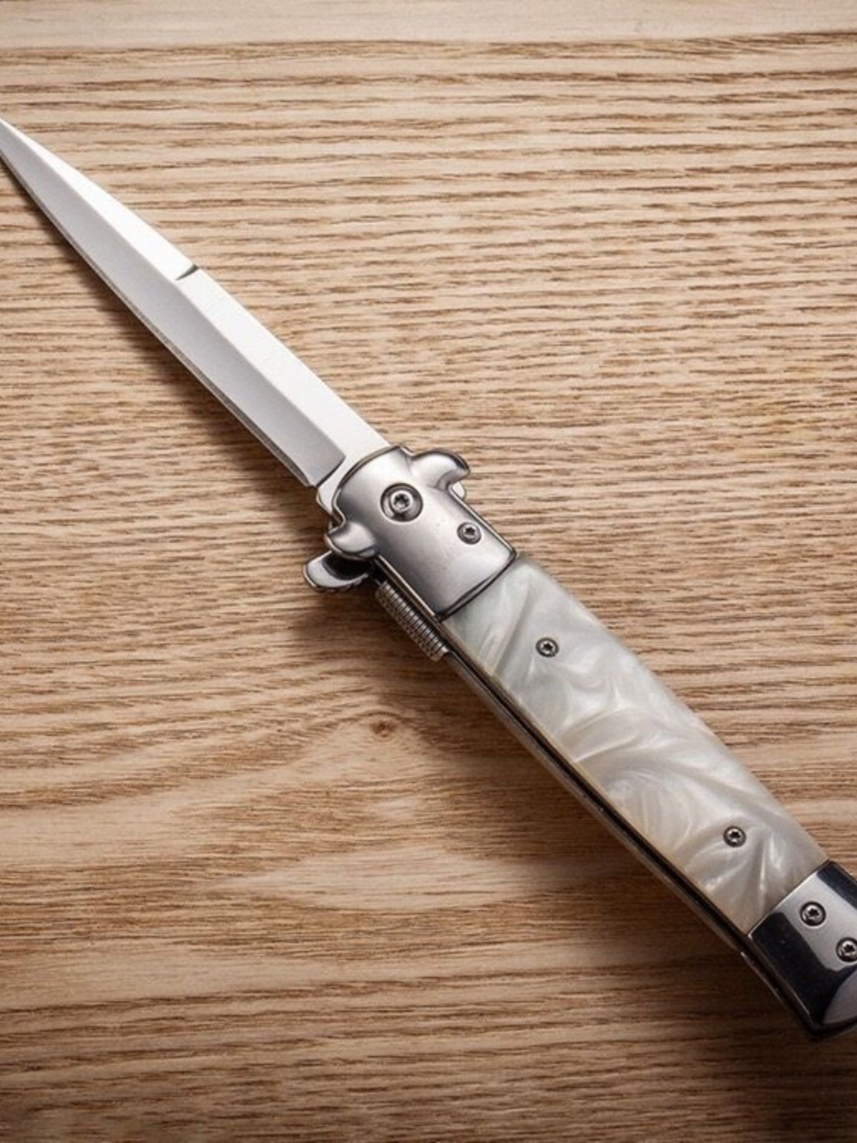 An outdoor cold-guarded camping trip to the mountains with a small knife to fold with a fruit knife