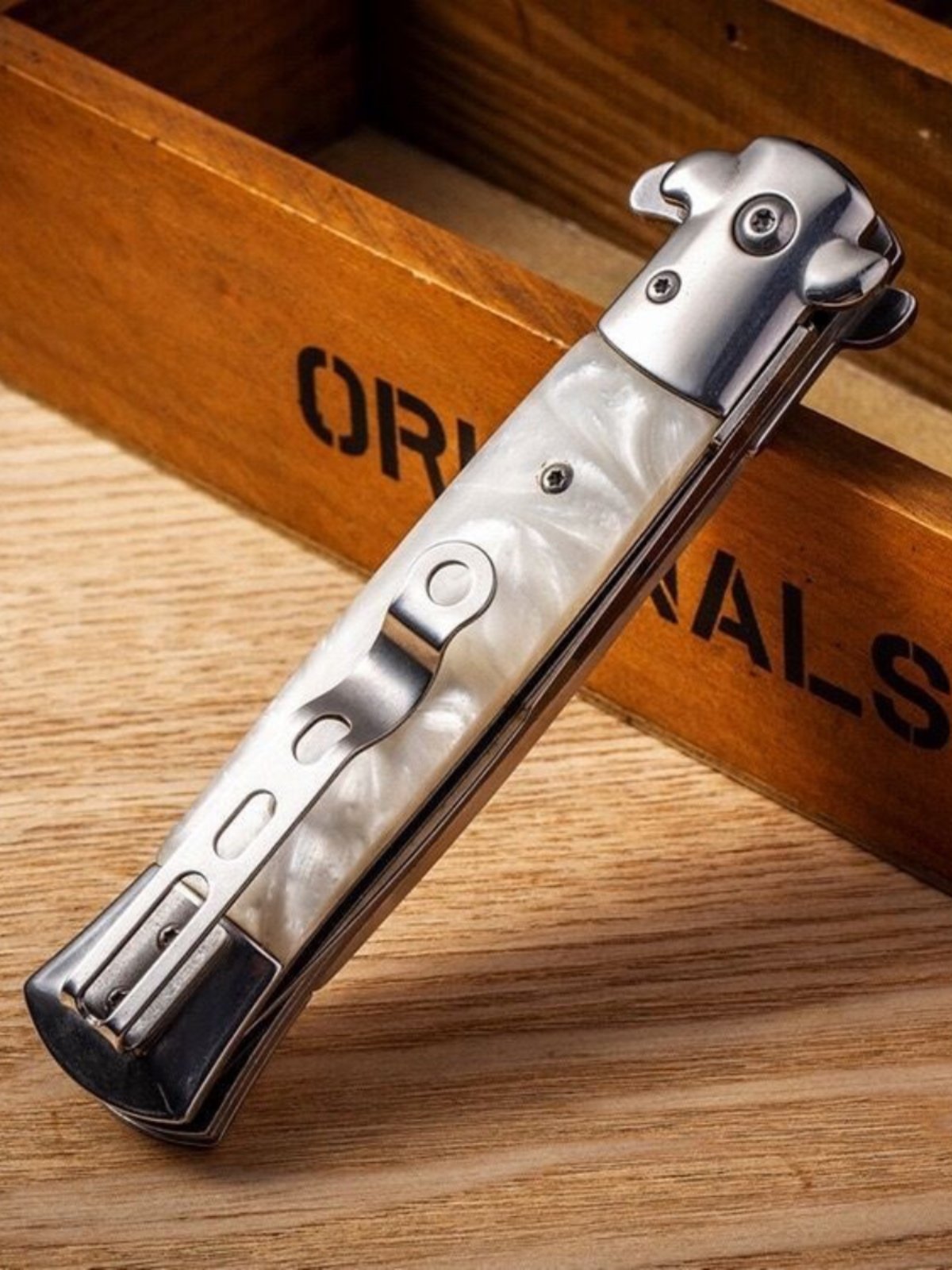 An outdoor cold-guarded camping trip to the mountains with a small knife to fold with a fruit knife