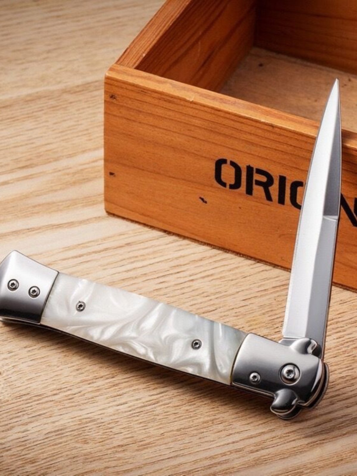 An outdoor cold-guarded camping trip to the mountains with a small knife to fold with a fruit knife