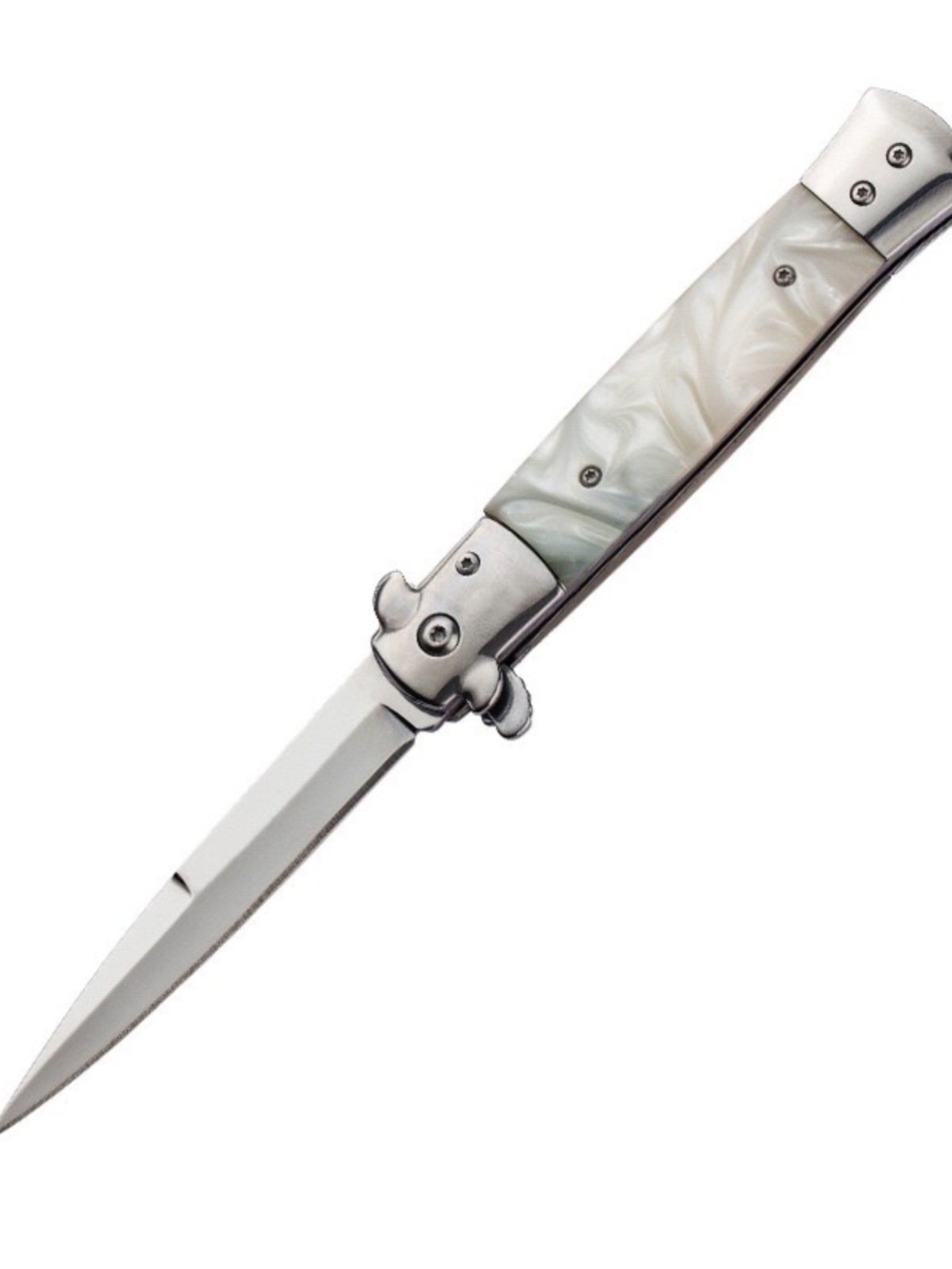 An outdoor cold-guarded camping trip to the mountains with a small knife to fold with a fruit knife