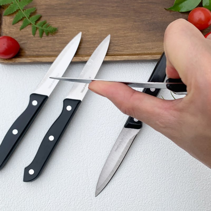 A fruit knife and a guacamole knife with a shaving knife and a knife in the kitchen
