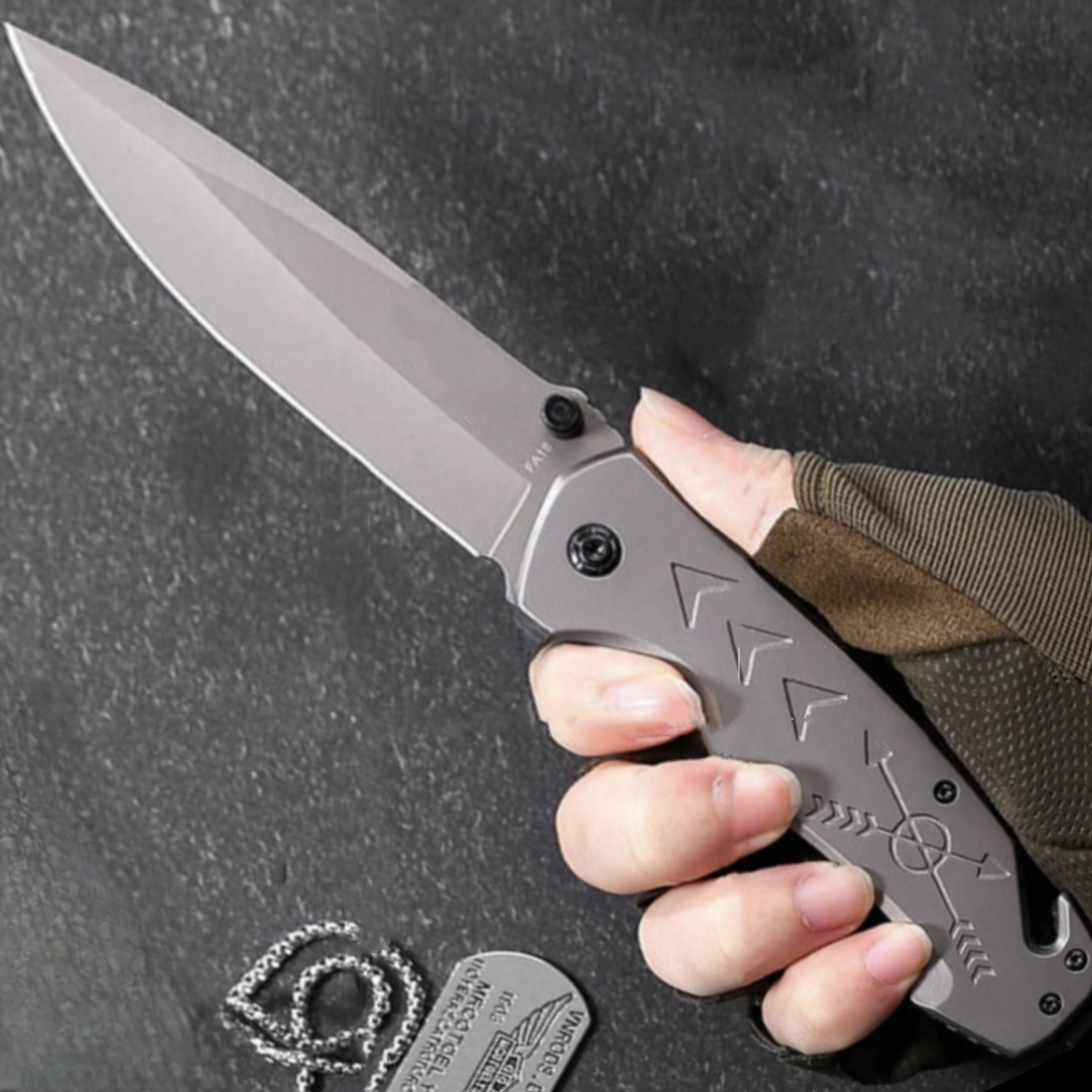 A multi-purpose folding knife, a fruit knife, a high-strength slash with a field vehicle carrying a body-protected knife for a camping knife