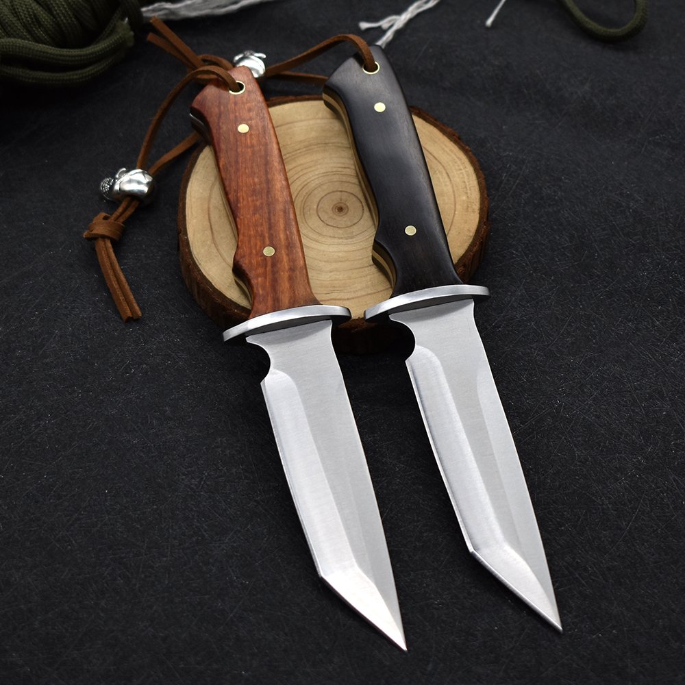 The camp for survival, with a straight knife and a sharp field for rescue, hunts for a body defence
