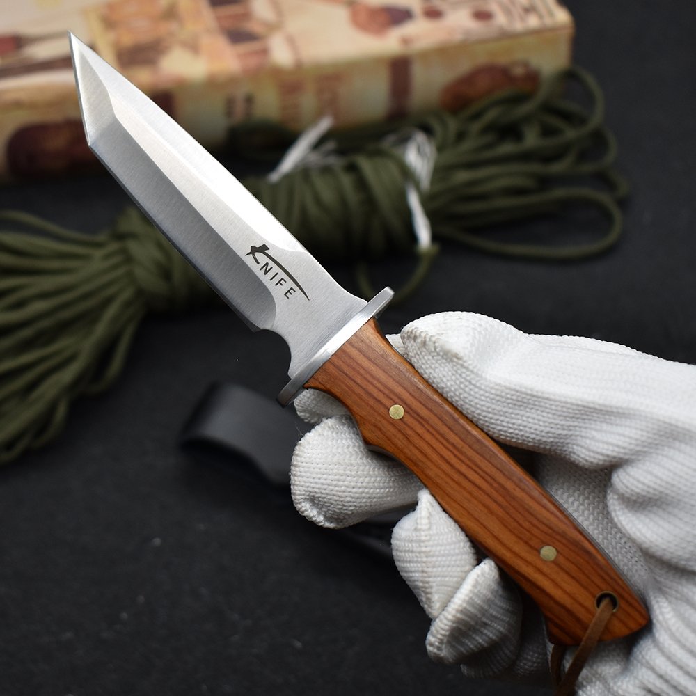 The camp for survival, with a straight knife and a sharp field for rescue, hunts for a body defence