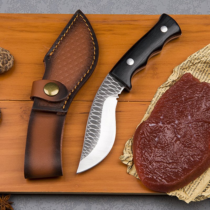 High-strength field camping, with little machete and Mongols eating meat-scratches and scratching beef knives