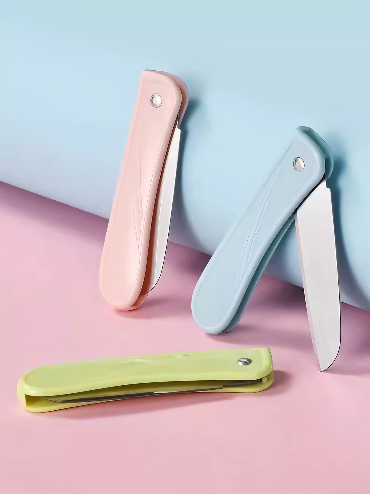 The stainless steel folds a fruit knife and folds a fruit knife with a cutter in the student dorm