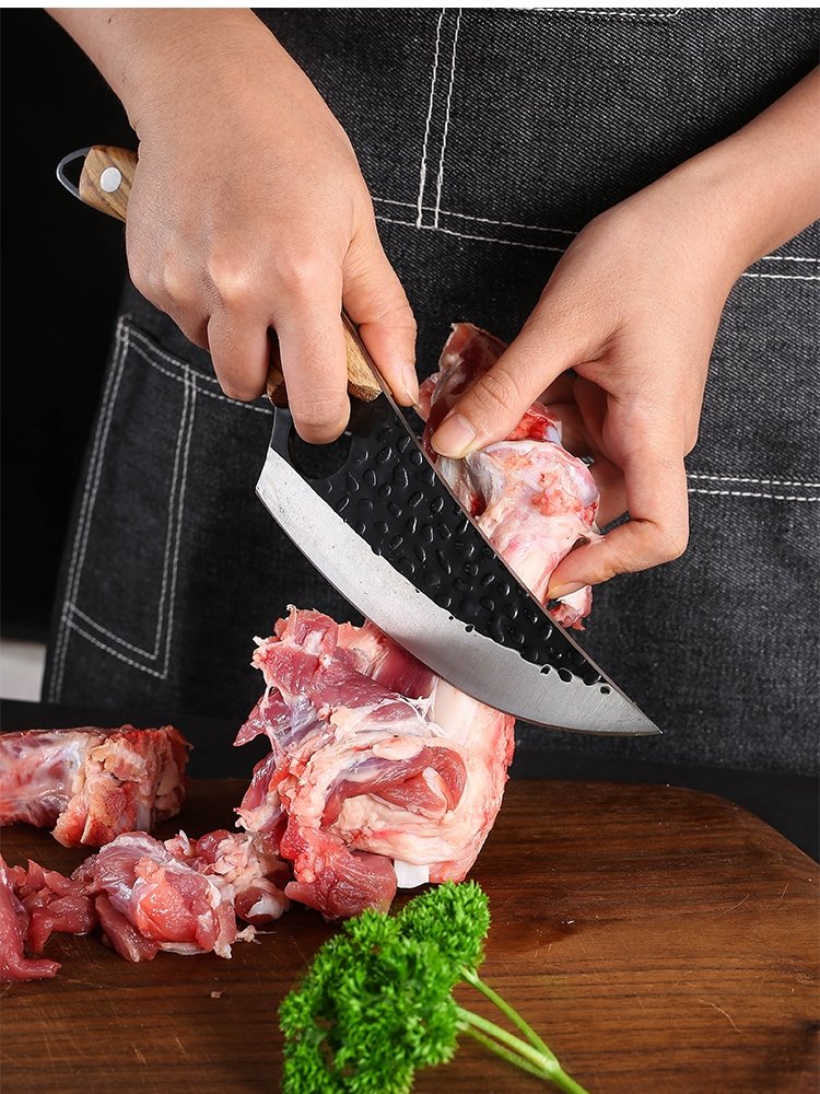 I'll use a small knife to camp with a high-strength cleaver and a meat cutter