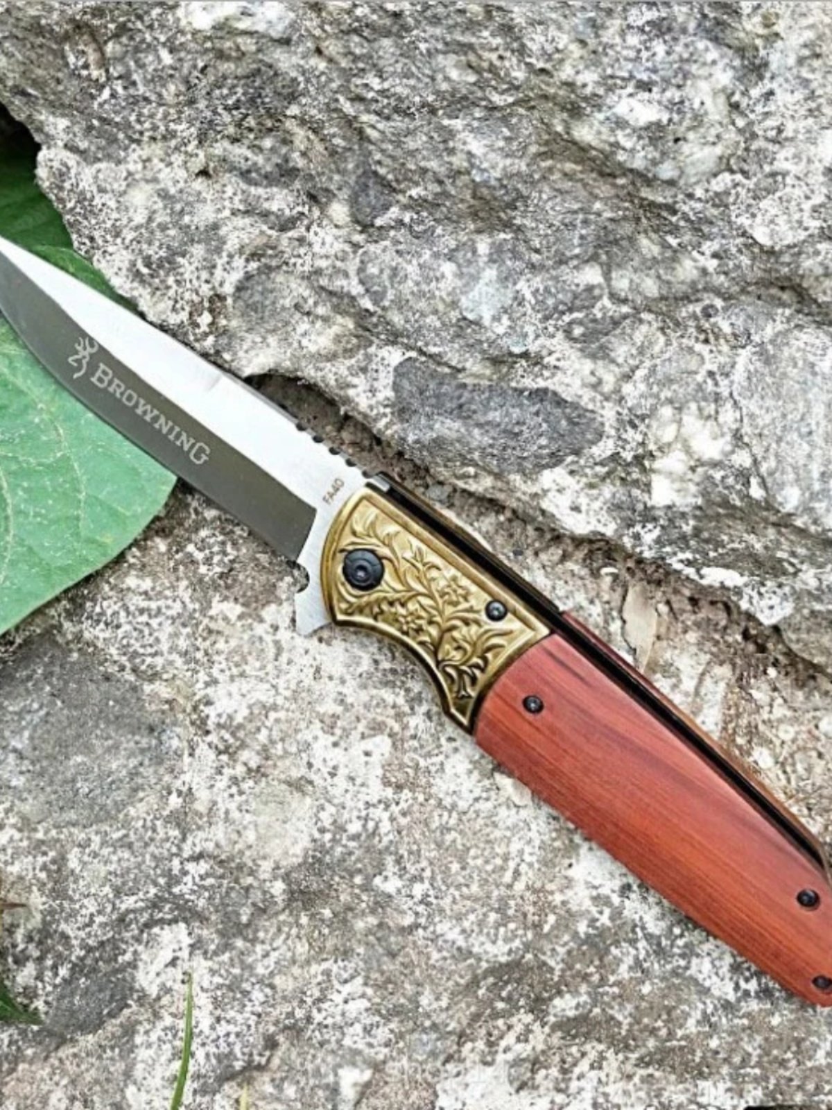 An outdoor folding knife, a high-string blade, a sharp knife, and a fruit knife with it