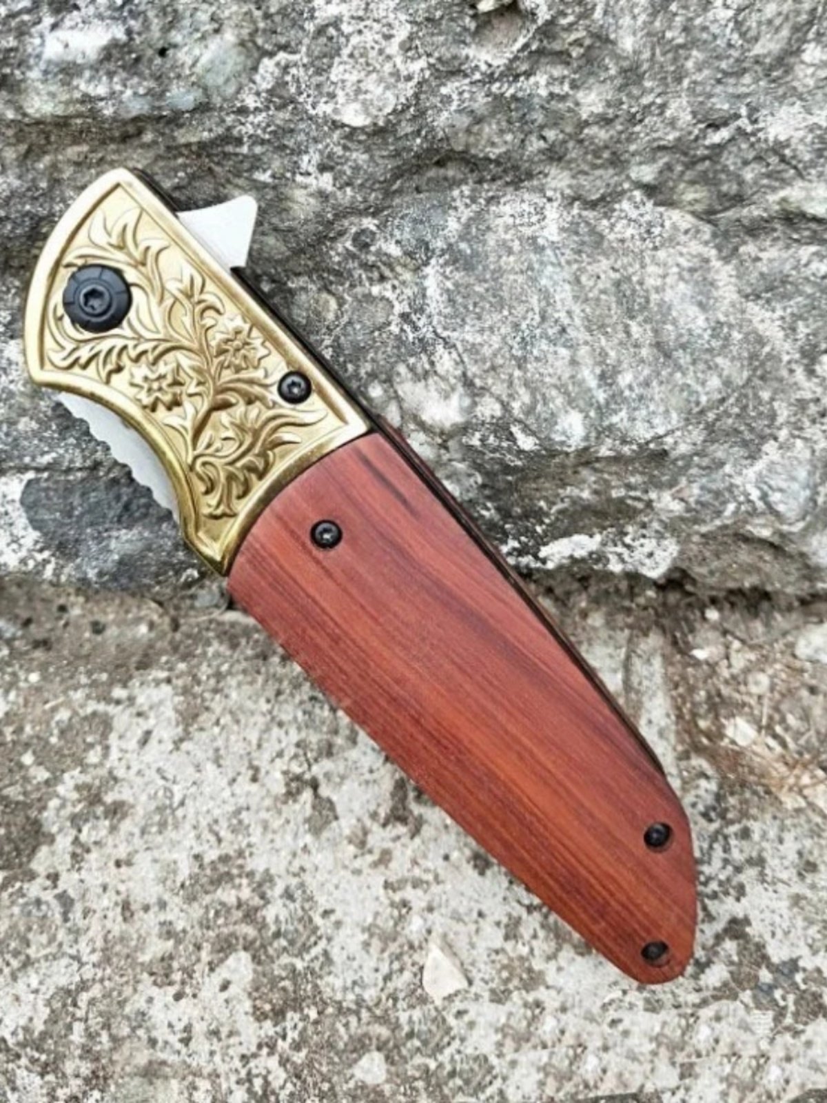 An outdoor folding knife, a high-string blade, a sharp knife, and a fruit knife with it