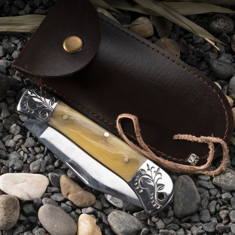 The high-hardness outdoor knife was a hand-made folding knife with a guacamole