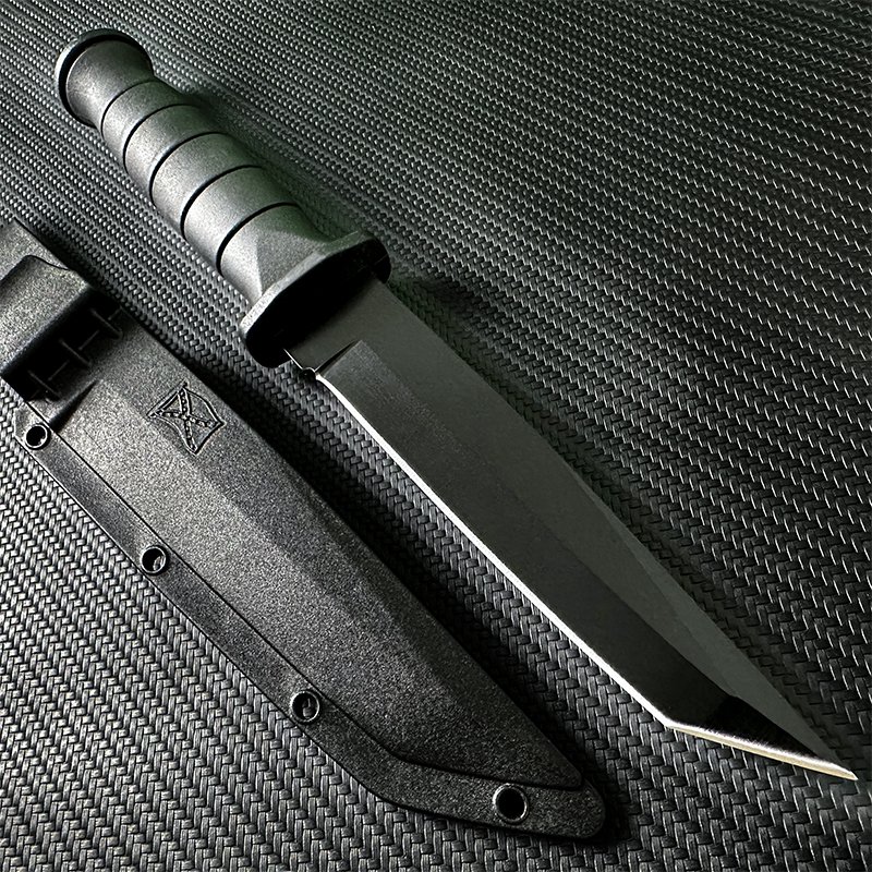The field camp for outdoor survival uses a lot of knives with a high-strength