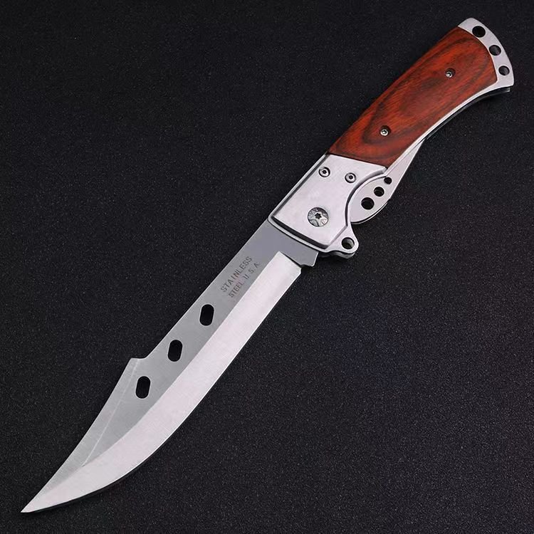 Field camping with a sharp knife and a rusty steel knife