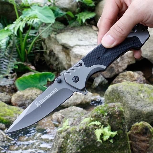 A small knife outside of the house, a high-hard folding knife, a multi-purpose camper barbecue, and a fruit knife
