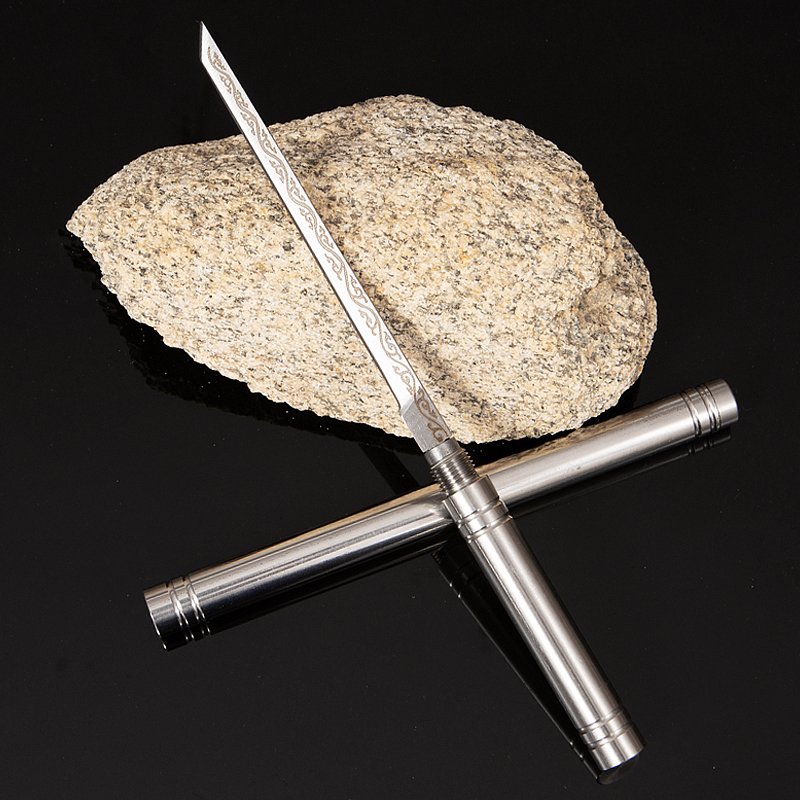 The high-heavy fruit knife in the outdoors, the hand with the meat knife and the family with a one-size-fits-all knife for the field