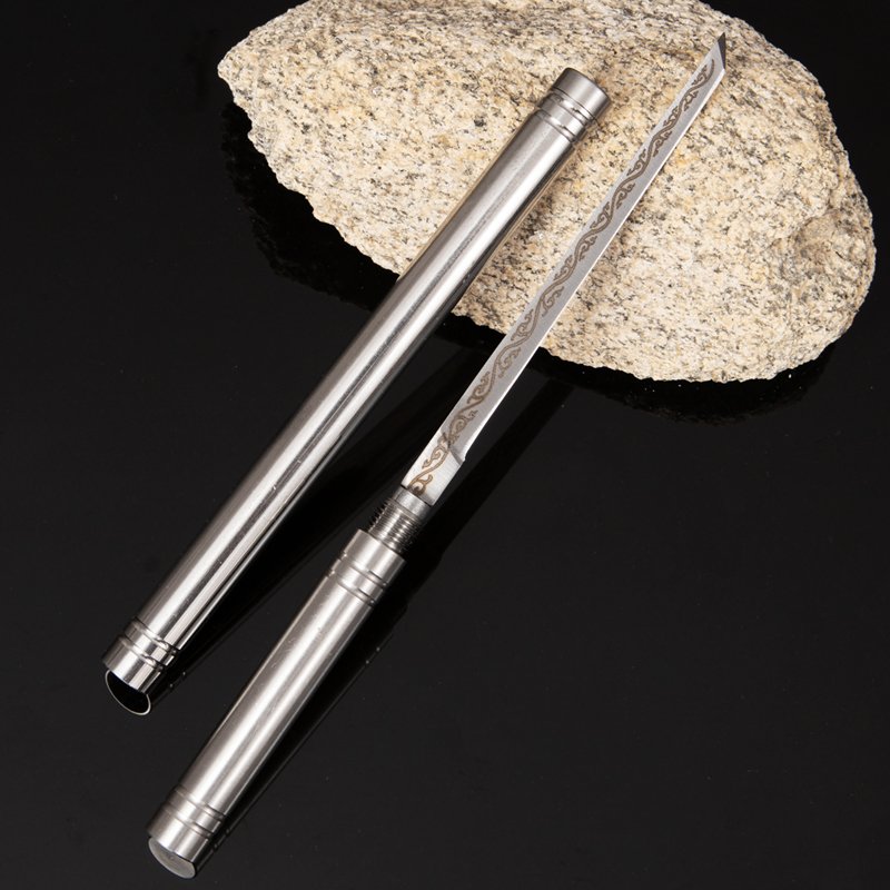 The high-heavy fruit knife in the outdoors, the hand with the meat knife and the family with a one-size-fits-all knife for the field