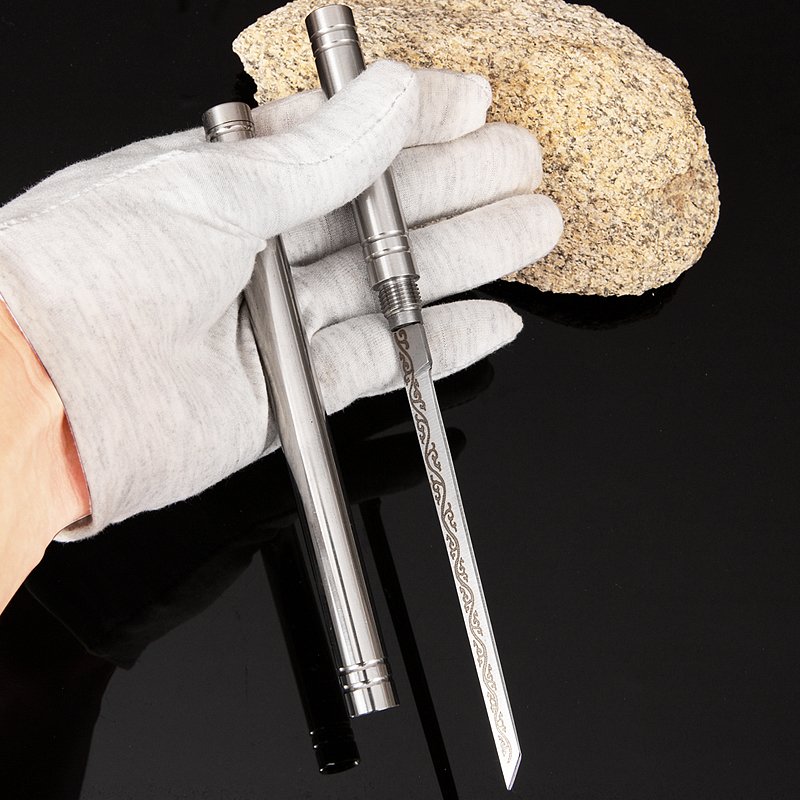 The high-heavy fruit knife in the outdoors, the hand with the meat knife and the family with a one-size-fits-all knife for the field